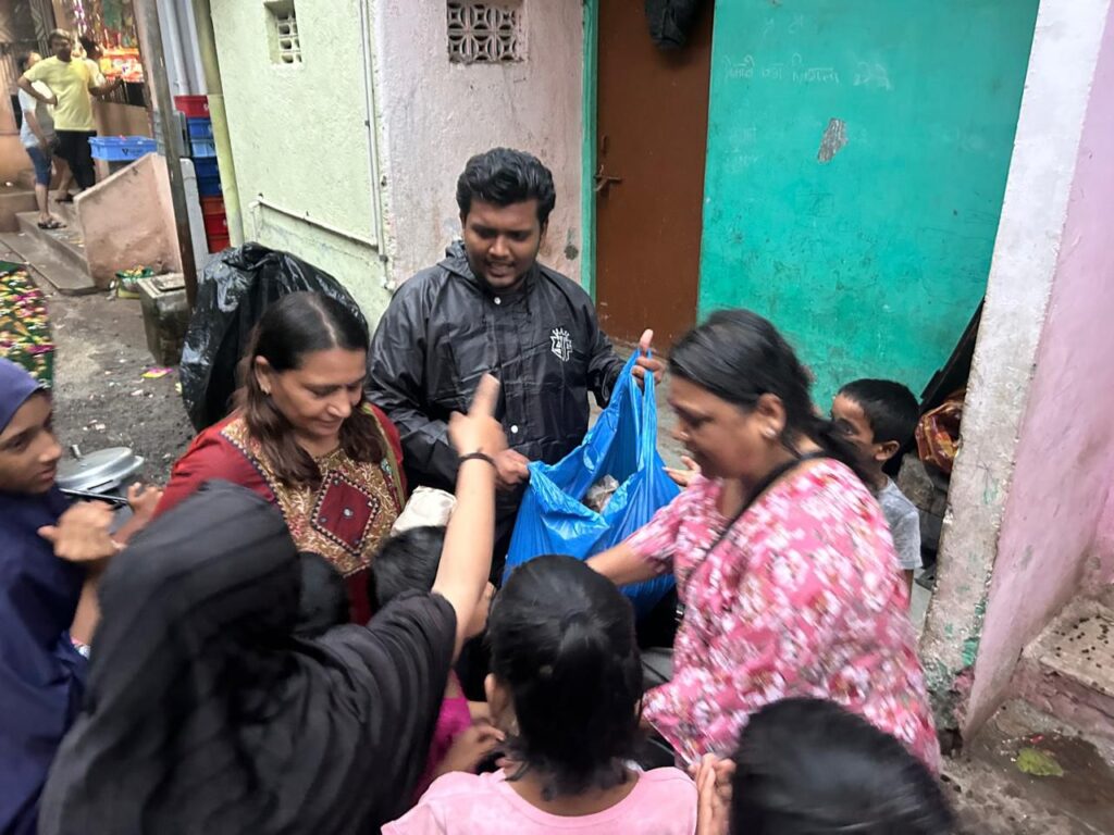 सूरत के बाढ़ प्रभावित परिवारों के लिए अंतरराष्ट्रीय अग्रवाल महिला सम्मेलन ने किया सहायता कार्य, संस्थापक मनीषा कजरिया के नेतृत्व में सदस्य जुटे सेवा कार्यों में, अंतरराष्ट्रीय अध्यक्ष राजकुमार मित्तल के मार्गदर्शन में सदस्यों ने करी अनुकरणीय पहल, मनीषा ने कहा-बढ़ प्रभावितों के लिए निरंतर पहुंचाई जाएगी राहत सामग्री सूरत के बाढ़ प्रभावित परिवारों के लिए अंतरराष्ट्रीय अग्रवाल महिला सम्मेलन ने किया सहायता कार्य, संस्थापक मनीषा कजरिया के नेतृत्व में सदस्य जुटे सेवा कार्यों में, अंतरराष्ट्रीय अध्यक्ष राजकुमार मित्तल के मार्गदर्शन में सदस्यों ने करी अनुकरणीय पहल, मनीषा ने कहा-बढ़ प्रभावितों के लिए निरंतर पहुंचाई जाएगी राहत सामग्री kshititech