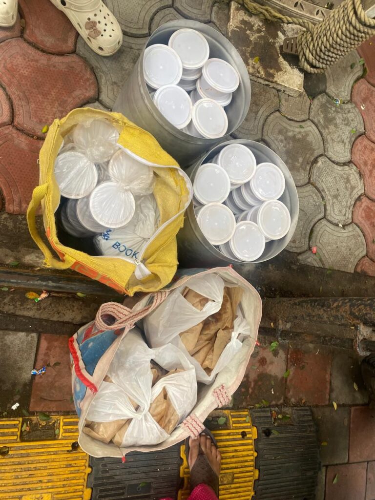 सूरत के बाढ़ प्रभावित परिवारों के लिए अंतरराष्ट्रीय अग्रवाल महिला सम्मेलन ने किया सहायता कार्य, संस्थापक मनीषा कजरिया के नेतृत्व में सदस्य जुटे सेवा कार्यों में, अंतरराष्ट्रीय अध्यक्ष राजकुमार मित्तल के मार्गदर्शन में सदस्यों ने करी अनुकरणीय पहल, मनीषा ने कहा-बढ़ प्रभावितों के लिए निरंतर पहुंचाई जाएगी राहत सामग्री सूरत के बाढ़ प्रभावित परिवारों के लिए अंतरराष्ट्रीय अग्रवाल महिला सम्मेलन ने किया सहायता कार्य, संस्थापक मनीषा कजरिया के नेतृत्व में सदस्य जुटे सेवा कार्यों में, अंतरराष्ट्रीय अध्यक्ष राजकुमार मित्तल के मार्गदर्शन में सदस्यों ने करी अनुकरणीय पहल, मनीषा ने कहा-बढ़ प्रभावितों के लिए निरंतर पहुंचाई जाएगी राहत सामग्री kshititech