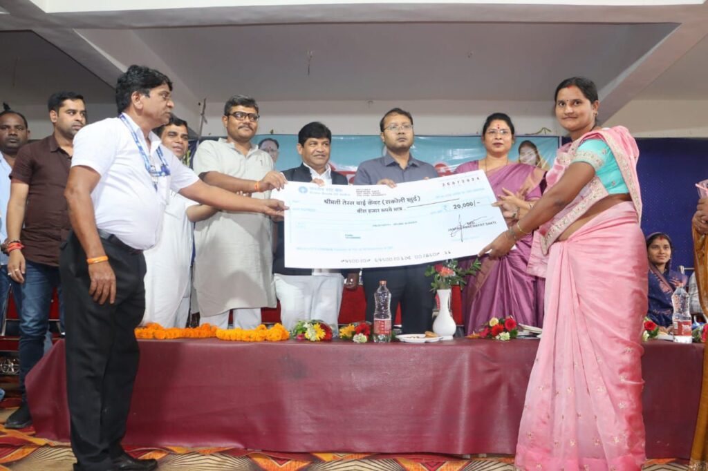 पूर्व विधायक खिलावन ने किया जिला प्रशासन का धन्यवाद- नगरदा में संपन्न हुआ शक्ति जिले का जिला स्तरीय जन समस्या निवारण शिविर, शिविर में पहुंचे पूर्व विधायक डॉक्टर खिलावन साहू ने कहा -विष्णु देव की सुशासन वाली सरकार के कार्यों को गति देने में शिविरों की अहम भूमिका, जिले के कलेक्टर टोपनो भी रहे मौजूद, 48 आवेदनों का मौके पर ही हुआ निराकरण पूर्व विधायक खिलावन ने किया जिला प्रशासन का धन्यवाद- नगरदा में संपन्न हुआ शक्ति जिले का जिला स्तरीय जन समस्या निवारण शिविर, शिविर में पहुंचे पूर्व विधायक डॉक्टर खिलावन साहू ने कहा -विष्णु देव की सुशासन वाली सरकार के कार्यों को गति देने में शिविरों की अहम भूमिका, जिले के कलेक्टर टोपनो भी रहे मौजूद, 48 आवेदनों का मौके पर ही हुआ निराकरण kshititech