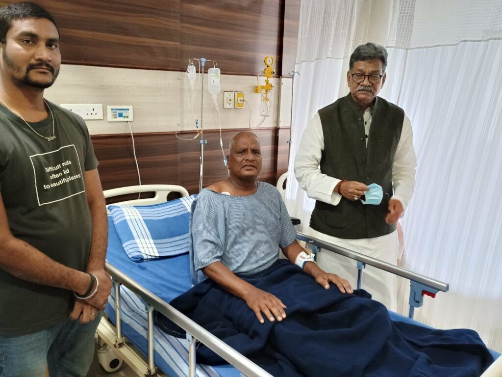 महंत जी की सक्रियता- अस्वस्थता के चलते रायपुर के सुयश अस्पताल में भर्ती शक्ति जिले के किसान नेता साधेश्वर गबेल का हाल-चाल जानने पहुंचे विधानसभा के नेता प्रतिपक्ष डॉ. चरण दास महंत महंत जी की सक्रियता- अस्वस्थता के चलते रायपुर के सुयश अस्पताल में भर्ती शक्ति जिले के किसान नेता साधेश्वर गबेल का हाल-चाल जानने पहुंचे विधानसभा के नेता प्रतिपक्ष डॉ. चरण दास महंत kshititech
