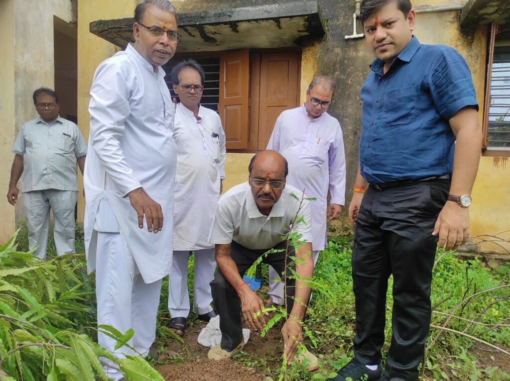 भूतपूर्व छात्रों ने किया शक्ति के सरस्वती शिशु मंदिर में वृक्षारोपण- 27 जुलाई से विद्यालय में भारत माता की आरती की हुई शुरुआत, प्रतिदिन प्रार्थना के समय होगी भारत माता की आरती, पूर्व छात्र CA शैलेश अग्रवाल ने कहा- सरस्वती शिशु मंदिर के संस्कारों से ही आज उन्होंने समाज में बनाया अपना एक स्थान भूतपूर्व छात्रों ने किया शक्ति के सरस्वती शिशु मंदिर में वृक्षारोपण- 27 जुलाई से विद्यालय में भारत माता की आरती की हुई शुरुआत, प्रतिदिन प्रार्थना के समय होगी भारत माता की आरती, पूर्व छात्र CA शैलेश अग्रवाल ने कहा- सरस्वती शिशु मंदिर के संस्कारों से ही आज उन्होंने समाज में बनाया अपना एक स्थान kshititech