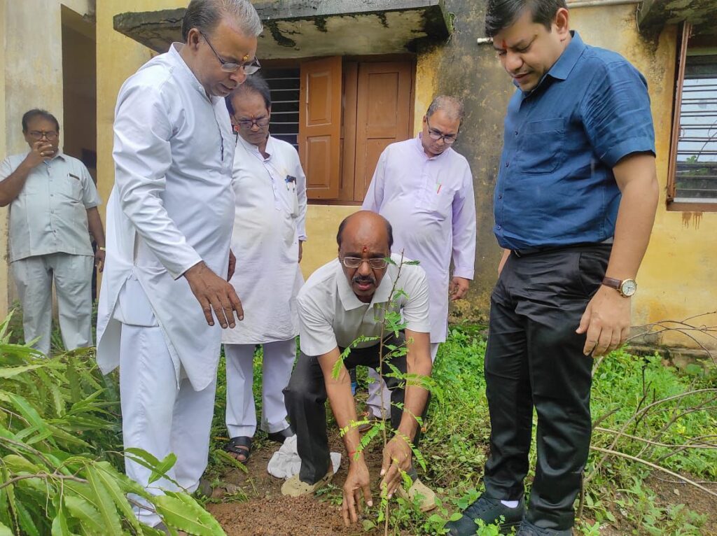 भूतपूर्व छात्रों ने किया शक्ति के सरस्वती शिशु मंदिर में वृक्षारोपण- 27 जुलाई से विद्यालय में भारत माता की आरती की हुई शुरुआत, प्रतिदिन प्रार्थना के समय होगी भारत माता की आरती, पूर्व छात्र CA शैलेश अग्रवाल ने कहा- सरस्वती शिशु मंदिर के संस्कारों से ही आज उन्होंने समाज में बनाया अपना एक स्थान भूतपूर्व छात्रों ने किया शक्ति के सरस्वती शिशु मंदिर में वृक्षारोपण- 27 जुलाई से विद्यालय में भारत माता की आरती की हुई शुरुआत, प्रतिदिन प्रार्थना के समय होगी भारत माता की आरती, पूर्व छात्र CA शैलेश अग्रवाल ने कहा- सरस्वती शिशु मंदिर के संस्कारों से ही आज उन्होंने समाज में बनाया अपना एक स्थान kshititech