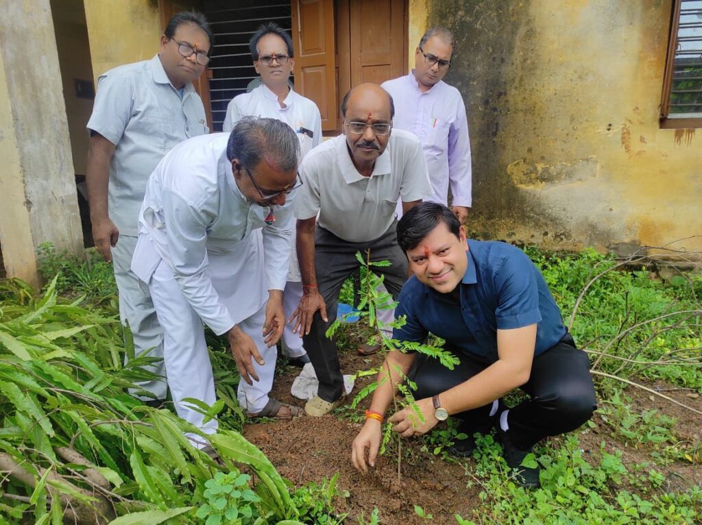 भूतपूर्व छात्रों ने किया शक्ति के सरस्वती शिशु मंदिर में वृक्षारोपण- 27 जुलाई से विद्यालय में भारत माता की आरती की हुई शुरुआत, प्रतिदिन प्रार्थना के समय होगी भारत माता की आरती, पूर्व छात्र CA शैलेश अग्रवाल ने कहा- सरस्वती शिशु मंदिर के संस्कारों से ही आज उन्होंने समाज में बनाया अपना एक स्थान भूतपूर्व छात्रों ने किया शक्ति के सरस्वती शिशु मंदिर में वृक्षारोपण- 27 जुलाई से विद्यालय में भारत माता की आरती की हुई शुरुआत, प्रतिदिन प्रार्थना के समय होगी भारत माता की आरती, पूर्व छात्र CA शैलेश अग्रवाल ने कहा- सरस्वती शिशु मंदिर के संस्कारों से ही आज उन्होंने समाज में बनाया अपना एक स्थान kshititech