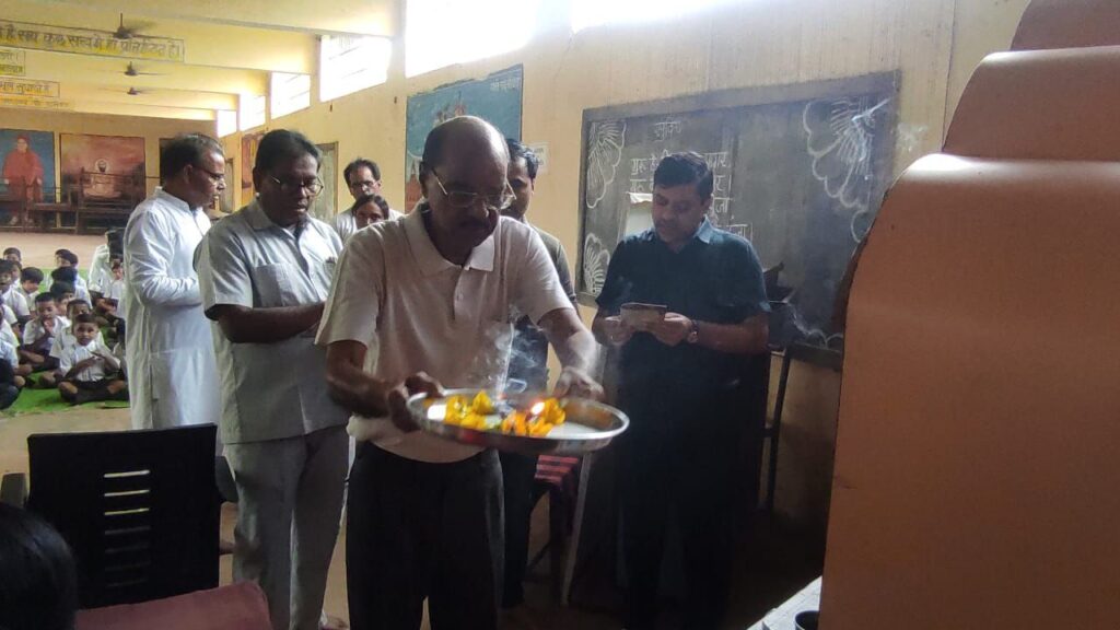 भूतपूर्व छात्रों ने किया शक्ति के सरस्वती शिशु मंदिर में वृक्षारोपण- 27 जुलाई से विद्यालय में भारत माता की आरती की हुई शुरुआत, प्रतिदिन प्रार्थना के समय होगी भारत माता की आरती, पूर्व छात्र CA शैलेश अग्रवाल ने कहा- सरस्वती शिशु मंदिर के संस्कारों से ही आज उन्होंने समाज में बनाया अपना एक स्थान भूतपूर्व छात्रों ने किया शक्ति के सरस्वती शिशु मंदिर में वृक्षारोपण- 27 जुलाई से विद्यालय में भारत माता की आरती की हुई शुरुआत, प्रतिदिन प्रार्थना के समय होगी भारत माता की आरती, पूर्व छात्र CA शैलेश अग्रवाल ने कहा- सरस्वती शिशु मंदिर के संस्कारों से ही आज उन्होंने समाज में बनाया अपना एक स्थान kshititech