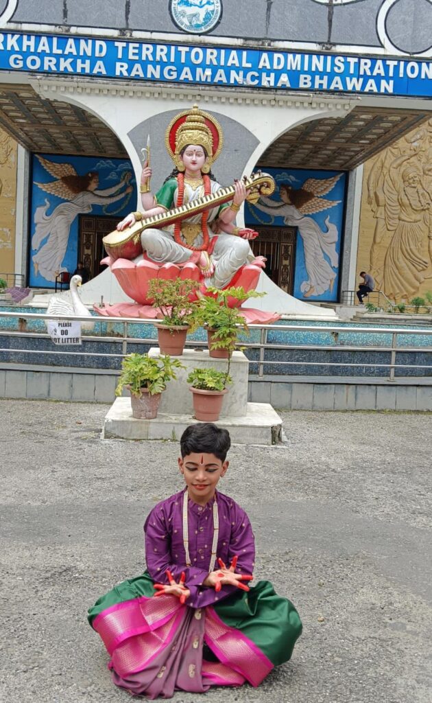 शक्ति शहर में दार्जिलिंग में भी लहराया परचम- शक्ति के जिंदल वर्ल्ड स्कूल की छात्रा प्रिशा अग्रवाल ने दार्जिलिंग में हुई भरतनाट्यम प्रतिस्पर्धा में हासिल किया प्रथम स्थान,विद्यालय के स्वस्तिक गबेल सहित डांस टीचर का भी हुआ विद्यालय प्रबंधन सहित ने भी दी बधाई शक्ति शहर में दार्जिलिंग में भी लहराया परचम- शक्ति के जिंदल वर्ल्ड स्कूल की छात्रा प्रिशा अग्रवाल ने दार्जिलिंग में हुई भरतनाट्यम प्रतिस्पर्धा में हासिल किया प्रथम स्थान,विद्यालय के स्वस्तिक गबेल सहित डांस टीचर का भी हुआ विद्यालय प्रबंधन सहित ने भी दी बधाई kshititech