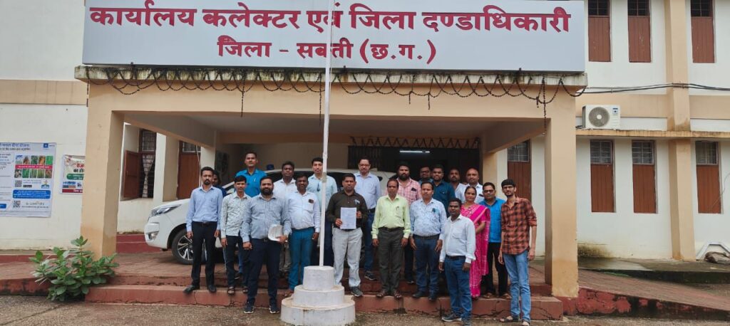 अपनी मांगों को लेकर आक्रोशित नगरीय निकाय के अधिकारी- कर्मचारी, नवयुक्त अधिकारी- कर्मचारी संघ जिला शक्ति ने कलेक्ट्रेट में किया धरना- प्रदर्शन,मुख्यमंत्री के नाम कलेक्टर को सौपा गया ज्ञापन, संघ ने कहा भूखे मरने की नौबत आ गई है तनख्वाह नहीं मिलने से, बच्चों की स्कूलों की फीस नहीं पट रही अपनी मांगों को लेकर आक्रोशित नगरीय निकाय के अधिकारी- कर्मचारी, नवयुक्त अधिकारी- कर्मचारी संघ जिला शक्ति ने कलेक्ट्रेट में किया धरना- प्रदर्शन,मुख्यमंत्री के नाम कलेक्टर को सौपा गया ज्ञापन, संघ ने कहा भूखे मरने की नौबत आ गई है तनख्वाह नहीं मिलने से, बच्चों की स्कूलों की फीस नहीं पट रही kshititech