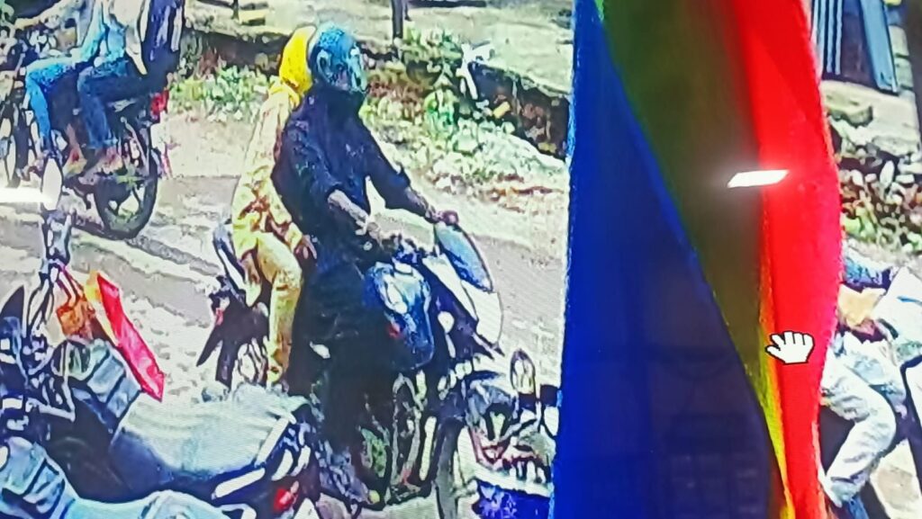 मधु अग्रवाल हुई चेन स्नेचिंग का शिकार- शक्ति में 30 जुलाई की देर शाम अग्रवाल परिवार की महिला से हुई चेन स्नेचिंग के बाइकर्स लुटेरों की तस्वीर सीसीटीवी कैमरे में कैद, मधु अग्रवाल के साथ हुई घटना, शक्ति के प्रतिष्ठित मित्तल परिवार की बिटिया है मधु मधु अग्रवाल हुई चेन स्नेचिंग का शिकार- शक्ति में 30 जुलाई की देर शाम अग्रवाल परिवार की महिला से हुई चेन स्नेचिंग के बाइकर्स लुटेरों की तस्वीर सीसीटीवी कैमरे में कैद, मधु अग्रवाल के साथ हुई घटना, शक्ति के प्रतिष्ठित मित्तल परिवार की बिटिया है मधु kshititech