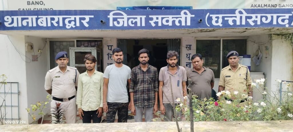 डीजल चोरी का गिरोह पकड़ाया- ट्रेलर वाहन से डीजल चोरी करने वाले 05 आरोपियों को बाराद्वार पुलिस ने किया गिरफतार,SP अंकिता शर्मा के निर्देशन में अपराधियों पर त्वरित कार्रवाई कर रही पुलिस, बाराद्वार के दीपक राय की गाड़ी से हुई थी चोरी की घटना kshititech