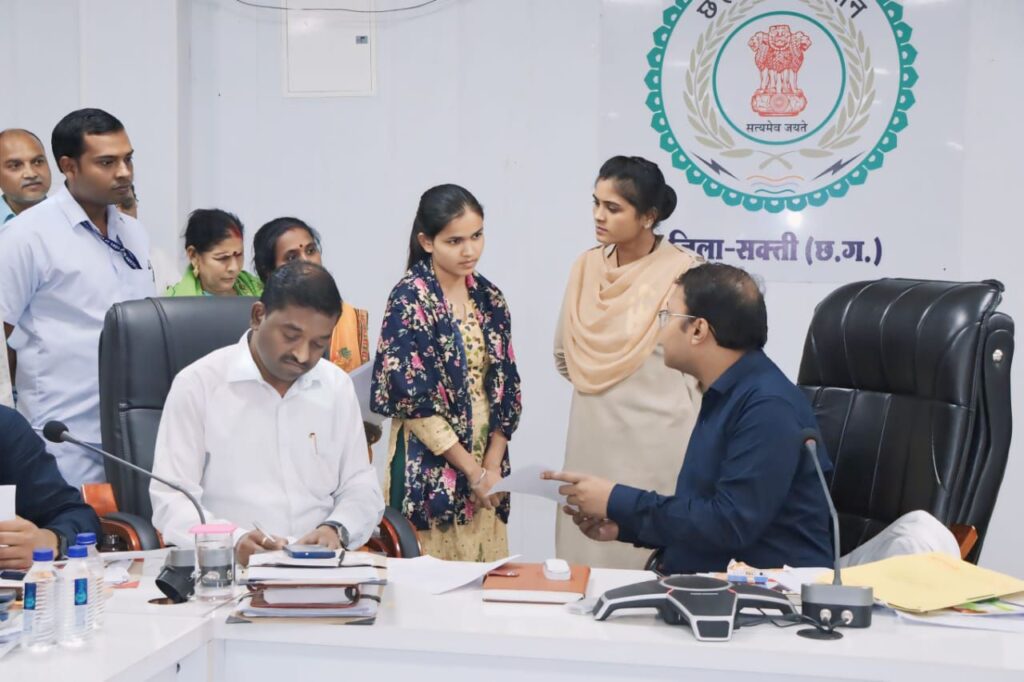 सकती जिले में जाति प्रमाण पत्र को लेकर कलेक्टर के राजस्व अधिकारियों को सख्त निर्देश,TL की मीटिंग में हुई समीक्षा, शक्ति जिले में स्वतंत्रता दिवस मनेगा धूमधाम से, जनदर्शन में कलेक्टर ने सुनी आम जनों की समस्याएं, जिले में राजस्व विभाग की व्यवस्था सुधारने कलेक्टर का विशेष अभियान सकती जिले में जाति प्रमाण पत्र को लेकर कलेक्टर के राजस्व अधिकारियों को सख्त निर्देश,TL की मीटिंग में हुई समीक्षा, शक्ति जिले में स्वतंत्रता दिवस मनेगा धूमधाम से, जनदर्शन में कलेक्टर ने सुनी आम जनों की समस्याएं, जिले में राजस्व विभाग की व्यवस्था सुधारने कलेक्टर का विशेष अभियान kshititech