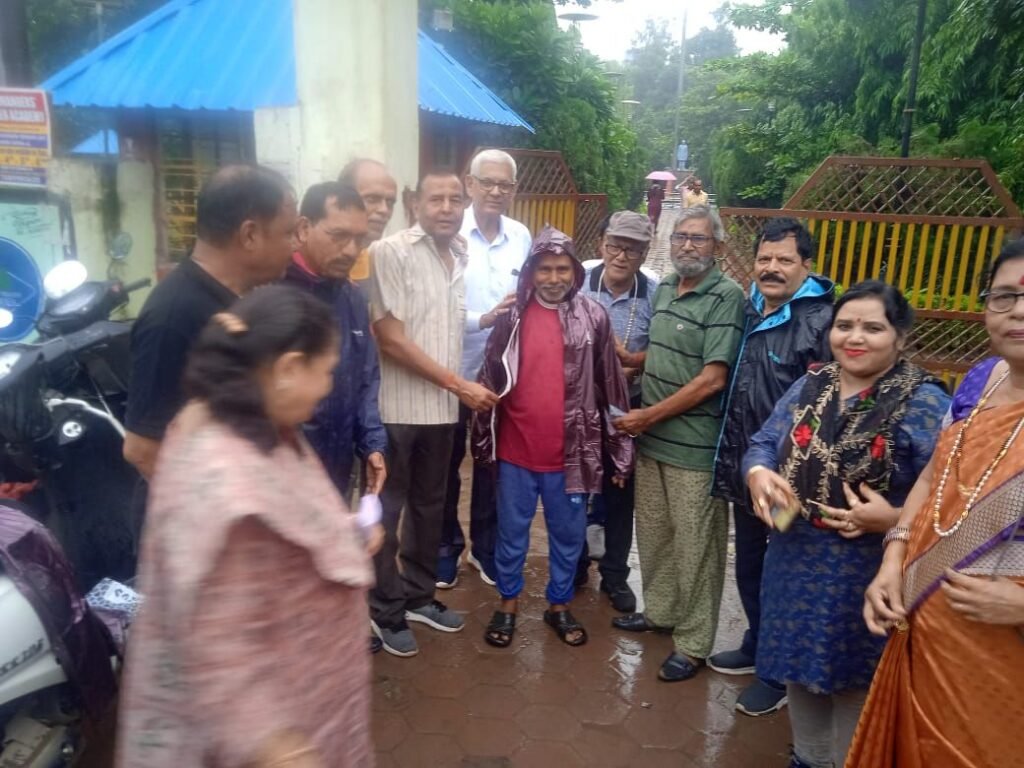 वृक्ष लगाओ, पर्यावरण बचाओ- बिलासपुर के लाफ्टर क्लब महासंघ ने किया वृक्षारोपण का पुनीत कार्य, 31 जुलाई की सुबह पंडित दीनदयाल उपाध्याय उद्यान में लगाए पौधे, उद्यान के सुरक्षा कर्मचारी को भी दिया रेनकोट वृक्ष लगाओ, पर्यावरण बचाओ- बिलासपुर के लाफ्टर क्लब महासंघ ने किया वृक्षारोपण का पुनीत कार्य, 31 जुलाई की सुबह पंडित दीनदयाल उपाध्याय उद्यान में लगाए पौधे, उद्यान के सुरक्षा कर्मचारी को भी दिया रेनकोट kshititech