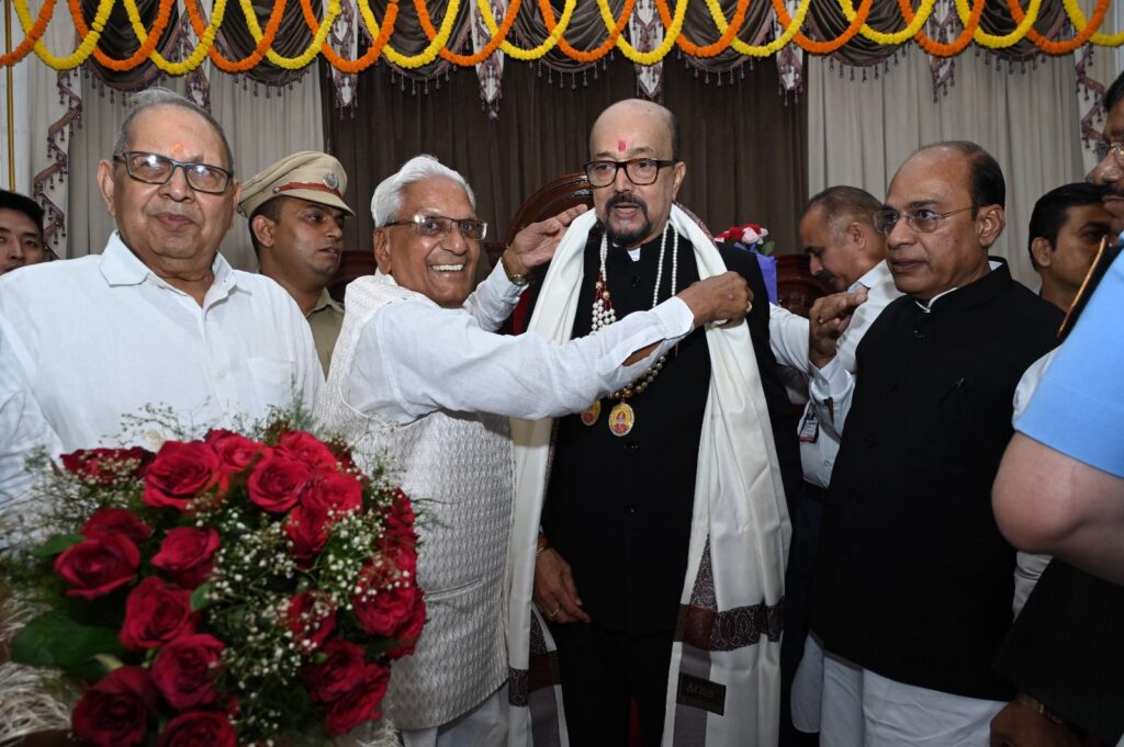 छत्तीसगढ़ के राज्यपाल रमेन डेका का अखिल भारतीय अग्रवाल संगठन ने किया सम्मान,भगवान अग्रसेन के चित्र युक्त माला एवं शाल ओढ़ाकर संगठन के राष्ट्रीय कार्यकारी अध्यक्ष सियाराम अग्रवाल ने किया सम्मान, मुख्यमंत्री साय से भी करी संगठन ने मुलाकात, अवसर था राज भवन में नए महामहिम के पदभार ग्रहण का छत्तीसगढ़ के राज्यपाल रमेन डेका का अखिल भारतीय अग्रवाल संगठन ने किया सम्मान,भगवान अग्रसेन के चित्र युक्त माला एवं शाल ओढ़ाकर संगठन के राष्ट्रीय कार्यकारी अध्यक्ष सियाराम अग्रवाल ने किया सम्मान, मुख्यमंत्री साय से भी करी संगठन ने मुलाकात, अवसर था राज भवन में नए महामहिम के पदभार ग्रहण का kshititech