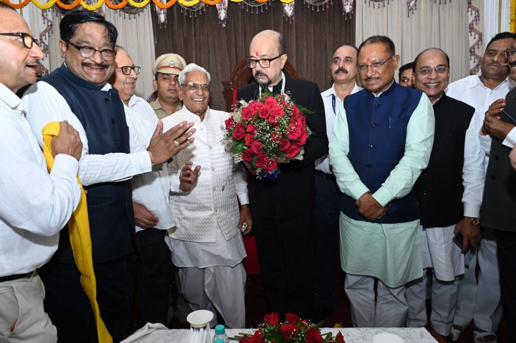 छत्तीसगढ़ के राज्यपाल रमेन डेका का अखिल भारतीय अग्रवाल संगठन ने किया सम्मान,भगवान अग्रसेन के चित्र युक्त माला एवं शाल ओढ़ाकर संगठन के राष्ट्रीय कार्यकारी अध्यक्ष सियाराम अग्रवाल ने किया सम्मान, मुख्यमंत्री साय से भी करी संगठन ने मुलाकात, अवसर था राज भवन में नए महामहिम के पदभार ग्रहण का छत्तीसगढ़ के राज्यपाल रमेन डेका का अखिल भारतीय अग्रवाल संगठन ने किया सम्मान,भगवान अग्रसेन के चित्र युक्त माला एवं शाल ओढ़ाकर संगठन के राष्ट्रीय कार्यकारी अध्यक्ष सियाराम अग्रवाल ने किया सम्मान, मुख्यमंत्री साय से भी करी संगठन ने मुलाकात, अवसर था राज भवन में नए महामहिम के पदभार ग्रहण का kshititech
