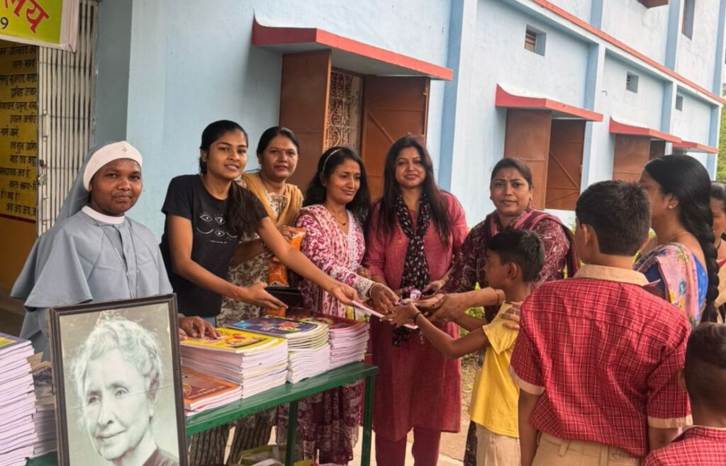 शिक्षा के प्रति बच्चों को प्रोत्साहित करने महिलाओं की अनुकरणीय पहल-मुक बधिर बच्चों के बीच शक्ति की महिला जागृति शाखा ने शिक्षा के प्रति जगाई अलख- 3 जुलाई को पहुंची महिला सदस्यों ने बच्चों को बांटी शैक्षणिक सामग्री एवं करवाया जलपान,नए शैक्षणिक क्षेत्र में शाला प्रवेश उत्सव के रूप में महिला जागृति ने किया कार्यक्रम का आयोजन शिक्षा के प्रति बच्चों को प्रोत्साहित करने महिलाओं की अनुकरणीय पहल-मुक बधिर बच्चों के बीच शक्ति की महिला जागृति शाखा ने शिक्षा के प्रति जगाई अलख- 3 जुलाई को पहुंची महिला सदस्यों ने बच्चों को बांटी शैक्षणिक सामग्री एवं करवाया जलपान,नए शैक्षणिक क्षेत्र में शाला प्रवेश उत्सव के रूप में महिला जागृति ने किया कार्यक्रम का आयोजन kshititech