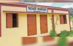 शक्ति जिले में पटवारियो की हड़ताल से काम काज हो रहा प्रभावित, कलेक्ट्रेट कार्यालय परिसर में धरने पर बैठे हैं पटवारी, पटवारियो का कहना- अधिकार नहीं दे रहा शासन, कैसे करें आम आदमी के छोटे-छोटे काम, सारंगढ़- बिलाईगढ़ की घटना को लेकर चल रहा है धरना-प्रदर्शन kshititech