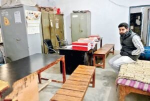 शक्ति जिले में पटवारियो की हड़ताल से काम काज हो रहा प्रभावित, कलेक्ट्रेट कार्यालय परिसर में धरने पर बैठे हैं पटवारी, पटवारियो का कहना- अधिकार नहीं दे रहा शासन, कैसे करें आम आदमी के छोटे-छोटे काम, सारंगढ़- बिलाईगढ़ की घटना को लेकर चल रहा है धरना-प्रदर्शन kshititech