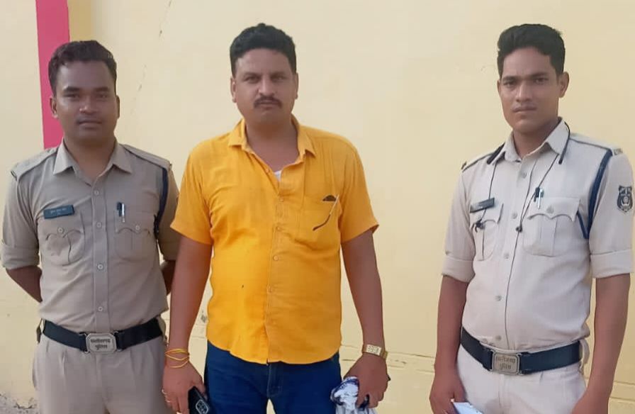डभरा के पूर्व नगर पंचायत अध्यक्ष के खिलाफ पुलिस ने किया मामला दर्ज,जिला पुलिस के हिस्ट्री सीटर बदमाशों में शामिल है पूर्व नगर पंचायत अध्यक्ष, अवैध देशी शराब रखने वाला आरोपी हुआ गिरफ्तार,SP अंकिता के निर्देशन में डभरा टीआई प्रवीण राजपूत की सक्रियता, एसपी अंकिता का सख्त निर्देश- गुंडे, बदमाश नहीं सुधरेंगे तो पुलिस करेगी कड़ी से कड़ी कार्रवाई डभरा के पूर्व नगर पंचायत अध्यक्ष के खिलाफ पुलिस ने किया मामला दर्ज,जिला पुलिस के हिस्ट्री सीटर बदमाशों में शामिल है पूर्व नगर पंचायत अध्यक्ष, अवैध देशी शराब रखने वाला आरोपी हुआ गिरफ्तार,SP अंकिता के निर्देशन में डभरा टीआई प्रवीण राजपूत की सक्रियता, एसपी अंकिता का सख्त निर्देश- गुंडे, बदमाश नहीं सुधरेंगे तो पुलिस करेगी कड़ी से कड़ी कार्रवाई kshititech