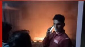 बड़ी आगजनी की घटना- डभरा के अमन ट्रेडिंग कंपनी में लगी भयंकर आग से लाखों रुपए का सामान जलकर खाक, मौके पर पहुंची प्रशासन की सक्रियता से तीन दमकल वाहनों ने आग बुझाने के लिए किया प्रयास, प्रतिष्ठित व्यवसाय सोमराज अग्रवाल की दुकान है अमन ट्रेडिंग कंपनी, समाज बंधुओ ने भी आगजनी की घटना पर जताया गहरा दुख बड़ी आगजनी की घटना- डभरा के अमन ट्रेडिंग कंपनी में लगी भयंकर आग से लाखों रुपए का सामान जलकर खाक, मौके पर पहुंची प्रशासन की सक्रियता से तीन दमकल वाहनों ने आग बुझाने के लिए किया प्रयास, प्रतिष्ठित व्यवसाय सोमराज अग्रवाल की दुकान है अमन ट्रेडिंग कंपनी, समाज बंधुओ ने भी आगजनी की घटना पर जताया गहरा दुख kshititech