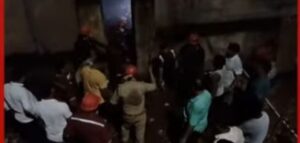 बड़ी आगजनी की घटना- डभरा के अमन ट्रेडिंग कंपनी में लगी भयंकर आग से लाखों रुपए का सामान जलकर खाक, मौके पर पहुंची प्रशासन की सक्रियता से तीन दमकल वाहनों ने आग बुझाने के लिए किया प्रयास, प्रतिष्ठित व्यवसाय सोमराज अग्रवाल की दुकान है अमन ट्रेडिंग कंपनी, समाज बंधुओ ने भी आगजनी की घटना पर जताया गहरा दुख बड़ी आगजनी की घटना- डभरा के अमन ट्रेडिंग कंपनी में लगी भयंकर आग से लाखों रुपए का सामान जलकर खाक, मौके पर पहुंची प्रशासन की सक्रियता से तीन दमकल वाहनों ने आग बुझाने के लिए किया प्रयास, प्रतिष्ठित व्यवसाय सोमराज अग्रवाल की दुकान है अमन ट्रेडिंग कंपनी, समाज बंधुओ ने भी आगजनी की घटना पर जताया गहरा दुख kshititech