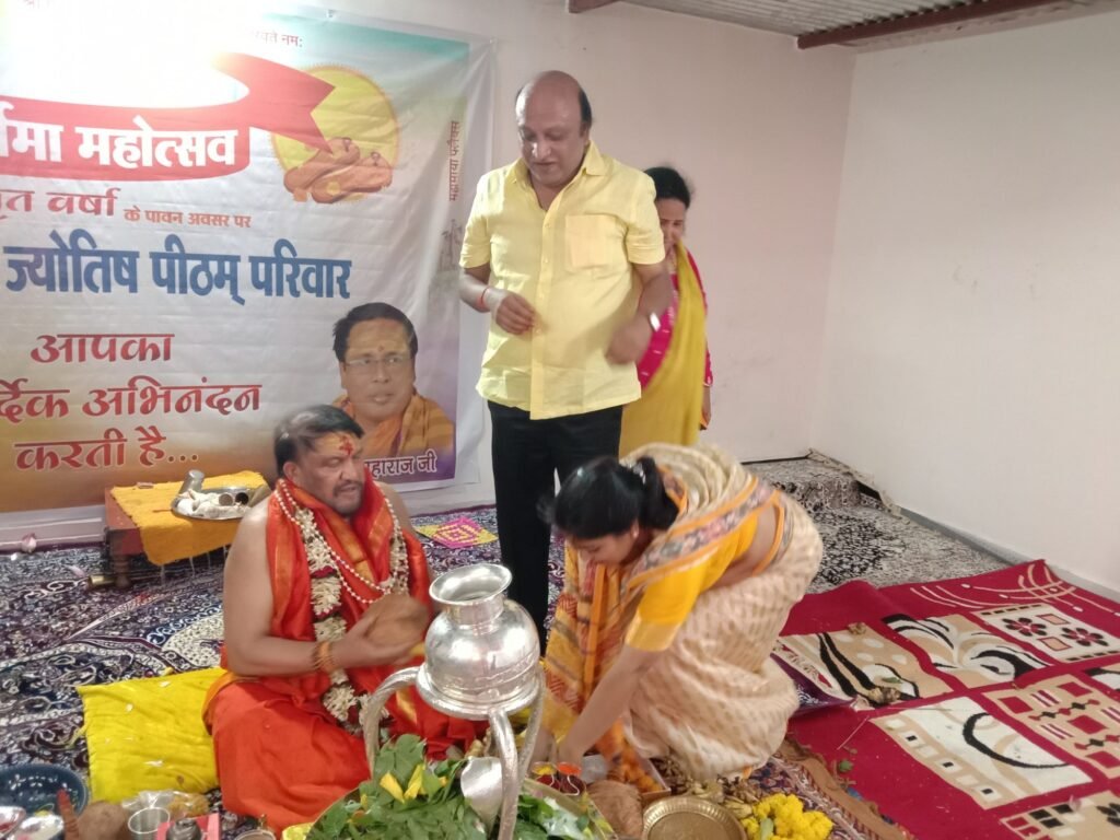 गुरु पूर्णिमा पर हुई गुरुजनों की आराधना- पूर्व विधानसभा उपाध्यक्ष चंदेल भी सपत्नीक पहुंचे ,पराशक्ति ज्योतिष पीठम में, पूर्व नगर पालिका अध्यक्ष नरेश गेवाडीन,रीना गेवाडीन एवं श्यामसुंदर अग्रवाल ने भी लिया महामंडलेश्वर का आशीर्वाद, पंडित भोलाशंकर तिवारी के निवास पर भी शिष्यों की रही भीड़, गुरुजनों को शिष्यों ने भेंट किए वृक्ष kshititech