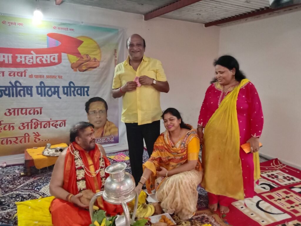 गुरु पूर्णिमा पर हुई गुरुजनों की आराधना- पूर्व विधानसभा उपाध्यक्ष चंदेल भी सपत्नीक पहुंचे ,पराशक्ति ज्योतिष पीठम में, पूर्व नगर पालिका अध्यक्ष नरेश गेवाडीन,रीना गेवाडीन एवं श्यामसुंदर अग्रवाल ने भी लिया महामंडलेश्वर का आशीर्वाद, पंडित भोलाशंकर तिवारी के निवास पर भी शिष्यों की रही भीड़, गुरुजनों को शिष्यों ने भेंट किए वृक्ष kshititech