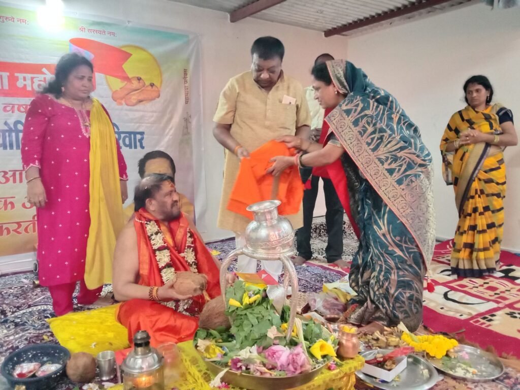 गुरु पूर्णिमा पर हुई गुरुजनों की आराधना- पूर्व विधानसभा उपाध्यक्ष चंदेल भी सपत्नीक पहुंचे ,पराशक्ति ज्योतिष पीठम में, पूर्व नगर पालिका अध्यक्ष नरेश गेवाडीन,रीना गेवाडीन एवं श्यामसुंदर अग्रवाल ने भी लिया महामंडलेश्वर का आशीर्वाद, पंडित भोलाशंकर तिवारी के निवास पर भी शिष्यों की रही भीड़, गुरुजनों को शिष्यों ने भेंट किए वृक्ष kshititech