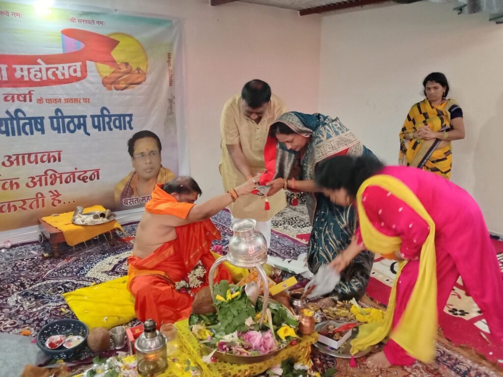 गुरु पूर्णिमा पर हुई गुरुजनों की आराधना- पूर्व विधानसभा उपाध्यक्ष चंदेल भी सपत्नीक पहुंचे ,पराशक्ति ज्योतिष पीठम में, पूर्व नगर पालिका अध्यक्ष नरेश गेवाडीन,रीना गेवाडीन एवं श्यामसुंदर अग्रवाल ने भी लिया महामंडलेश्वर का आशीर्वाद, पंडित भोलाशंकर तिवारी के निवास पर भी शिष्यों की रही भीड़, गुरुजनों को शिष्यों ने भेंट किए वृक्ष kshititech