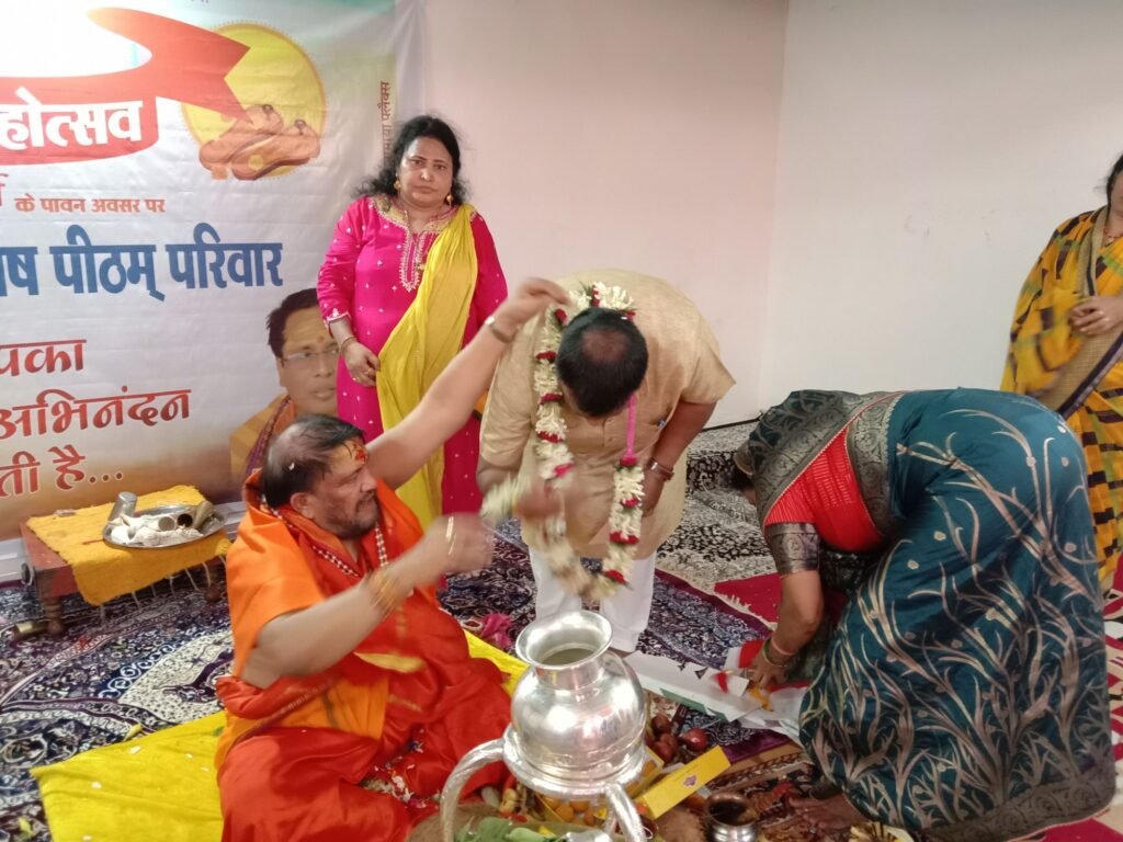 गुरु पूर्णिमा पर हुई गुरुजनों की आराधना- पूर्व विधानसभा उपाध्यक्ष चंदेल भी सपत्नीक पहुंचे ,पराशक्ति ज्योतिष पीठम में, पूर्व नगर पालिका अध्यक्ष नरेश गेवाडीन,रीना गेवाडीन एवं श्यामसुंदर अग्रवाल ने भी लिया महामंडलेश्वर का आशीर्वाद, पंडित भोलाशंकर तिवारी के निवास पर भी शिष्यों की रही भीड़, गुरुजनों को शिष्यों ने भेंट किए वृक्ष kshititech