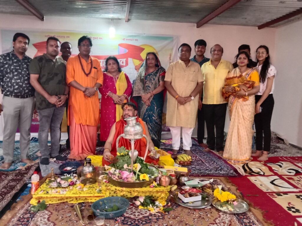 गुरु पूर्णिमा पर हुई गुरुजनों की आराधना- पूर्व विधानसभा उपाध्यक्ष चंदेल भी सपत्नीक पहुंचे ,पराशक्ति ज्योतिष पीठम में, पूर्व नगर पालिका अध्यक्ष नरेश गेवाडीन,रीना गेवाडीन एवं श्यामसुंदर अग्रवाल ने भी लिया महामंडलेश्वर का आशीर्वाद, पंडित भोलाशंकर तिवारी के निवास पर भी शिष्यों की रही भीड़, गुरुजनों को शिष्यों ने भेंट किए वृक्ष kshititech