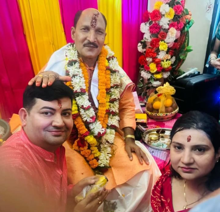 गुरु पूर्णिमा पर हुई गुरुजनों की आराधना- पूर्व विधानसभा उपाध्यक्ष चंदेल भी सपत्नीक पहुंचे ,पराशक्ति ज्योतिष पीठम में, पूर्व नगर पालिका अध्यक्ष नरेश गेवाडीन,रीना गेवाडीन एवं श्यामसुंदर अग्रवाल ने भी लिया महामंडलेश्वर का आशीर्वाद, पंडित भोलाशंकर तिवारी के निवास पर भी शिष्यों की रही भीड़, गुरुजनों को शिष्यों ने भेंट किए वृक्ष kshititech