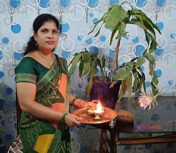 साक्षात ब्रह्मा जी का हुआ आगमन- रजनी के घर सावन के पहले सोमवार को खिला ब्रह्म कमल- रजनी सहित परिवारजनों ने करी पूरी पूजा अर्चना, लोगों को घर पहुंचा कर निःशुल्क देती है ब्रह्म कमल के पौधे, श्रावणी मास के शुभारंभ पर ही मिला रजनी को यह सौभाग्य साक्षात ब्रह्मा जी का हुआ आगमन- रजनी के घर सावन के पहले सोमवार को खिला ब्रह्म कमल- रजनी सहित परिवारजनों ने करी पूरी पूजा अर्चना, लोगों को घर पहुंचा कर निःशुल्क देती है ब्रह्म कमल के पौधे, श्रावणी मास के शुभारंभ पर ही मिला रजनी को यह सौभाग्य kshititech