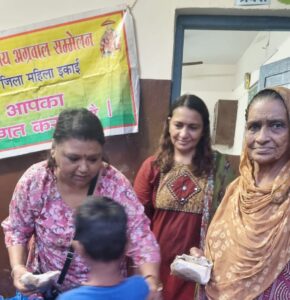 सूरत के बाढ़ प्रभावित परिवारों के लिए अंतरराष्ट्रीय अग्रवाल महिला सम्मेलन ने किया सहायता कार्य, संस्थापक मनीषा कजरिया के नेतृत्व में सदस्य जुटे सेवा कार्यों में, अंतरराष्ट्रीय अध्यक्ष राजकुमार मित्तल के मार्गदर्शन में सदस्यों ने करी अनुकरणीय पहल, मनीषा ने कहा-बढ़ प्रभावितों के लिए निरंतर पहुंचाई जाएगी राहत सामग्री सूरत के बाढ़ प्रभावित परिवारों के लिए अंतरराष्ट्रीय अग्रवाल महिला सम्मेलन ने किया सहायता कार्य, संस्थापक मनीषा कजरिया के नेतृत्व में सदस्य जुटे सेवा कार्यों में, अंतरराष्ट्रीय अध्यक्ष राजकुमार मित्तल के मार्गदर्शन में सदस्यों ने करी अनुकरणीय पहल, मनीषा ने कहा-बढ़ प्रभावितों के लिए निरंतर पहुंचाई जाएगी राहत सामग्री kshititech