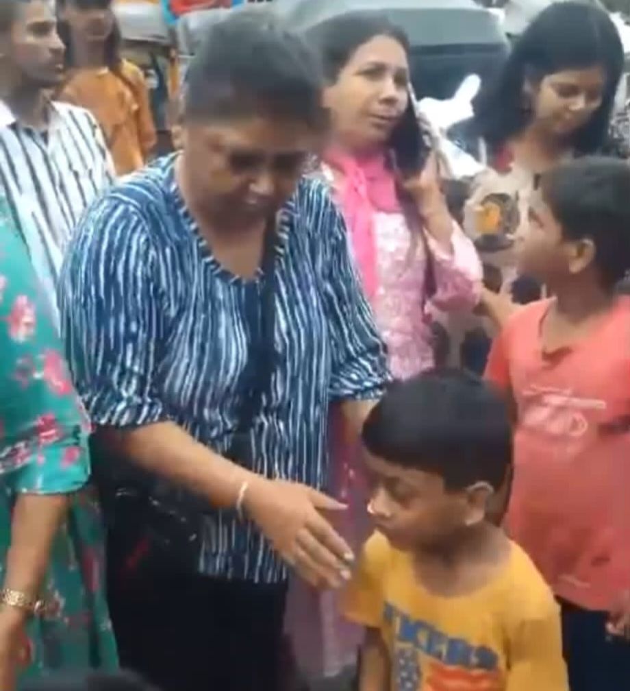 सूरत के बाढ़ प्रभावित परिवारों के लिए अंतरराष्ट्रीय अग्रवाल महिला सम्मेलन ने किया सहायता कार्य, संस्थापक मनीषा कजरिया के नेतृत्व में सदस्य जुटे सेवा कार्यों में, अंतरराष्ट्रीय अध्यक्ष राजकुमार मित्तल के मार्गदर्शन में सदस्यों ने करी अनुकरणीय पहल, मनीषा ने कहा-बढ़ प्रभावितों के लिए निरंतर पहुंचाई जाएगी राहत सामग्री सूरत के बाढ़ प्रभावित परिवारों के लिए अंतरराष्ट्रीय अग्रवाल महिला सम्मेलन ने किया सहायता कार्य, संस्थापक मनीषा कजरिया के नेतृत्व में सदस्य जुटे सेवा कार्यों में, अंतरराष्ट्रीय अध्यक्ष राजकुमार मित्तल के मार्गदर्शन में सदस्यों ने करी अनुकरणीय पहल, मनीषा ने कहा-बढ़ प्रभावितों के लिए निरंतर पहुंचाई जाएगी राहत सामग्री kshititech