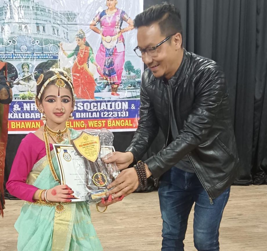 शक्ति शहर में दार्जिलिंग में भी लहराया परचम- शक्ति के जिंदल वर्ल्ड स्कूल की छात्रा प्रिशा अग्रवाल ने दार्जिलिंग में हुई भरतनाट्यम प्रतिस्पर्धा में हासिल किया प्रथम स्थान,विद्यालय के स्वस्तिक गबेल सहित डांस टीचर का भी हुआ विद्यालय प्रबंधन सहित ने भी दी बधाई शक्ति शहर में दार्जिलिंग में भी लहराया परचम- शक्ति के जिंदल वर्ल्ड स्कूल की छात्रा प्रिशा अग्रवाल ने दार्जिलिंग में हुई भरतनाट्यम प्रतिस्पर्धा में हासिल किया प्रथम स्थान,विद्यालय के स्वस्तिक गबेल सहित डांस टीचर का भी हुआ विद्यालय प्रबंधन सहित ने भी दी बधाई kshititech