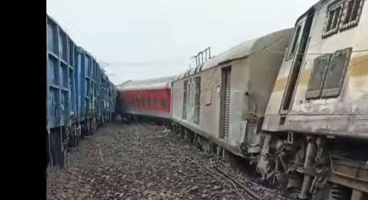ब्रेकिंग न्यूज़- हावड़ा से मुंबई जाने वाली मेल खड़ी माल गाड़ी से टकराई-सैकड़ो यात्री हुए घायल,अनेको यात्रियों की हुई मौत, 30 जुलाई की तड़के सुबह हुई घटना ब्रेकिंग न्यूज़- हावड़ा से मुंबई जाने वाली मेल खड़ी माल गाड़ी से टकराई-सैकड़ो यात्री हुए घायल,अनेको यात्रियों की हुई मौत, 30 जुलाई की तड़के सुबह हुई घटना kshititech