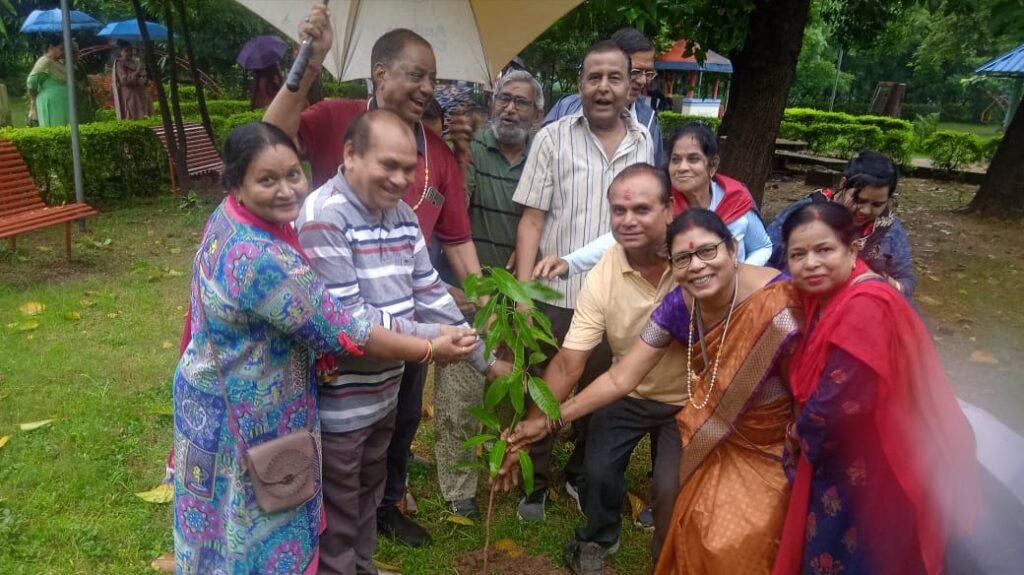 वृक्ष लगाओ, पर्यावरण बचाओ- बिलासपुर के लाफ्टर क्लब महासंघ ने किया वृक्षारोपण का पुनीत कार्य, 31 जुलाई की सुबह पंडित दीनदयाल उपाध्याय उद्यान में लगाए पौधे, उद्यान के सुरक्षा कर्मचारी को भी दिया रेनकोट वृक्ष लगाओ, पर्यावरण बचाओ- बिलासपुर के लाफ्टर क्लब महासंघ ने किया वृक्षारोपण का पुनीत कार्य, 31 जुलाई की सुबह पंडित दीनदयाल उपाध्याय उद्यान में लगाए पौधे, उद्यान के सुरक्षा कर्मचारी को भी दिया रेनकोट kshititech