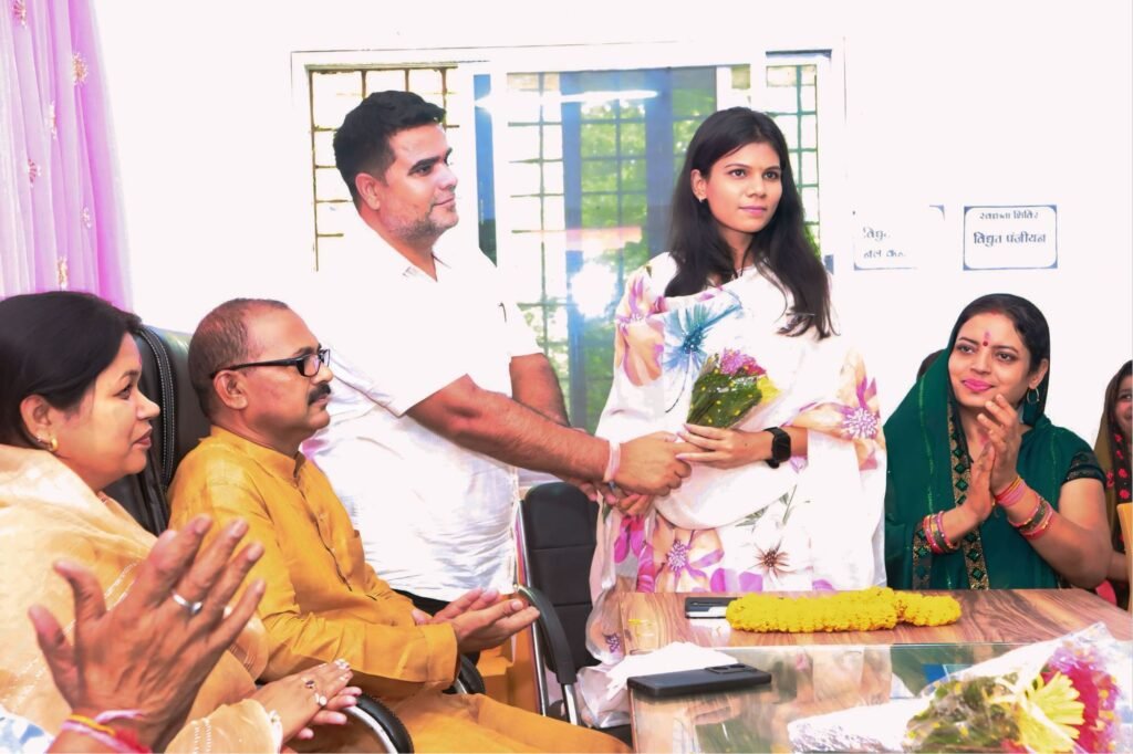 अड़भार शहर को संवारने भाजपा समर्थित कार्यवाहक अध्यक्ष दिशु ने ली शपथ, क्षेत्रीय सांसद कमलेश जांगड़े एवं भाजपा जिला अध्यक्ष कृष्णकांत रहे मौजूद, नवनियुक्त अध्यक्ष दिशु रात्रे ने कहा- विष्णु देव जी के सुशासन के अनुरूप अड़भार शहर का होगा तेजी से विकास,दिशु ने किया मुखर्जी जी को स्मरण* kshititech