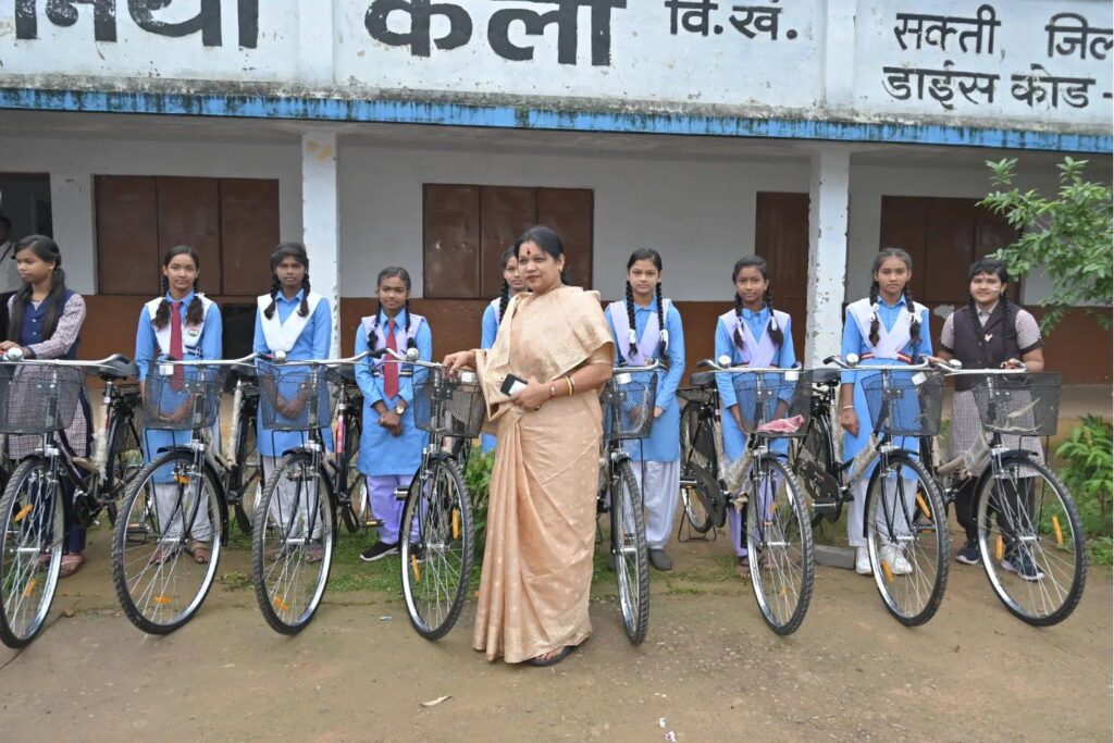 सांसद जी के गृह ग्राम में ध्वजारोहण- मसनिया कला के शासकीय उच्चतर माध्यमिक विद्यालय में ध्वजारोहण किया सांसद कमलेश जांगड़े ने, सरस्वती साइकिल योजना के तहत छात्राओं को किया साइकिल का वितरण, विद्यालय में निकली प्रभात फेरी एवं हुए सांस्कृतिक कार्यक्रम, शक्ति जिले के सरकारी स्कूलों में भी स्वतंत्रता दिवस पर दिखा उत्साह सांसद जी के गृह ग्राम में ध्वजारोहण- मसनिया कला के शासकीय उच्चतर माध्यमिक विद्यालय में ध्वजारोहण किया सांसद कमलेश जांगड़े ने, सरस्वती साइकिल योजना के तहत छात्राओं को किया साइकिल का वितरण, विद्यालय में निकली प्रभात फेरी एवं हुए सांस्कृतिक कार्यक्रम, शक्ति जिले के सरकारी स्कूलों में भी स्वतंत्रता दिवस पर दिखा उत्साह kshititech