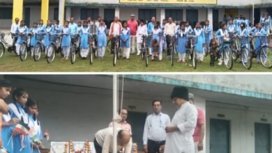 सेवानिवृत्त वरिष्ठ कृषि अधिकारी रोशन लाल पटेल ने किया शासकीय उच्चतर माध्यमिक विद्यालय सकरेली कला में ध्वजारोहण, पटेल ने कहा-स्वतंत्रता की यह वर्षगांठ हम सब भारतवासियों के लिए अमूल्य, छात्राओं को किया गया सरस्वती साइकिल का वितरण kshititech
