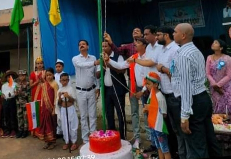 डभरा के स्वामी आत्मानंद अंग्रेजी माध्यम स्कूल में जन भागीदारी समिति के दिलीप गुप्ता ने किया ध्वजारोहण डभरा के स्वामी आत्मानंद अंग्रेजी माध्यम स्कूल में जन भागीदारी समिति के दिलीप गुप्ता ने किया ध्वजारोहण kshititech