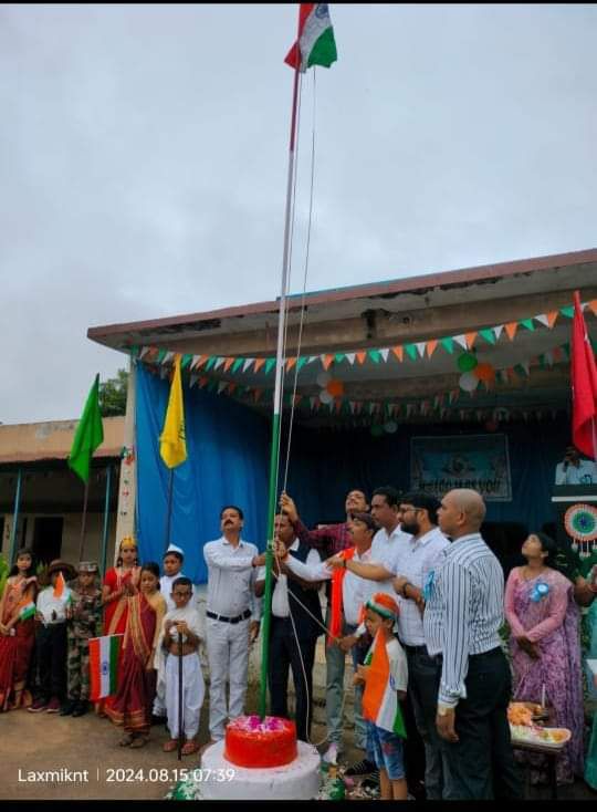 डभरा के स्वामी आत्मानंद अंग्रेजी माध्यम स्कूल में जन भागीदारी समिति के दिलीप गुप्ता ने किया ध्वजारोहण डभरा के स्वामी आत्मानंद अंग्रेजी माध्यम स्कूल में जन भागीदारी समिति के दिलीप गुप्ता ने किया ध्वजारोहण kshititech