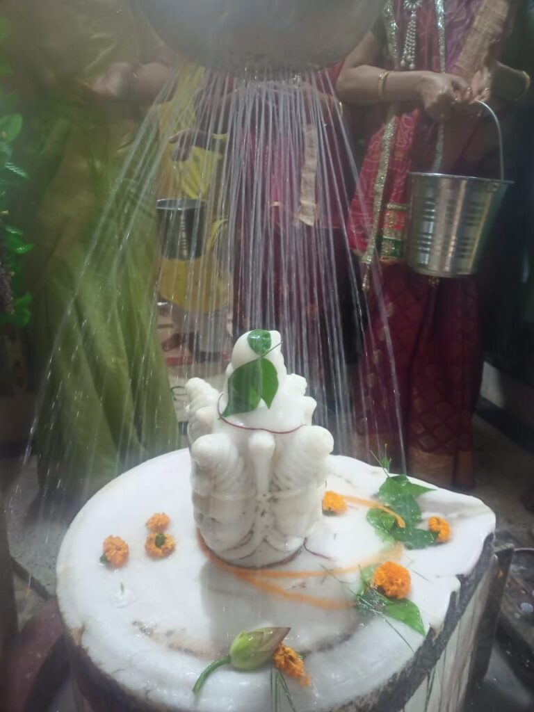 रायपुर सेंट्रल मारवाड़ी युवा मंच ने श्रावणी मास पर किया श्री महावीर गौशाला में सहस्त्रधारा अभिषेक कार्यक्रम का आयोजन, गौशाला में गौ माता को खिलाया गया गुड एवं चना, महावीर गौशाला के अध्यक्ष सियाराम अग्रवाल भी रहे मौजूद रायपुर सेंट्रल मारवाड़ी युवा मंच ने श्रावणी मास पर किया श्री महावीर गौशाला में सहस्त्रधारा अभिषेक कार्यक्रम का आयोजन, गौशाला में गौ माता को खिलाया गया गुड एवं चना, महावीर गौशाला के अध्यक्ष सियाराम अग्रवाल भी रहे मौजूद kshititech