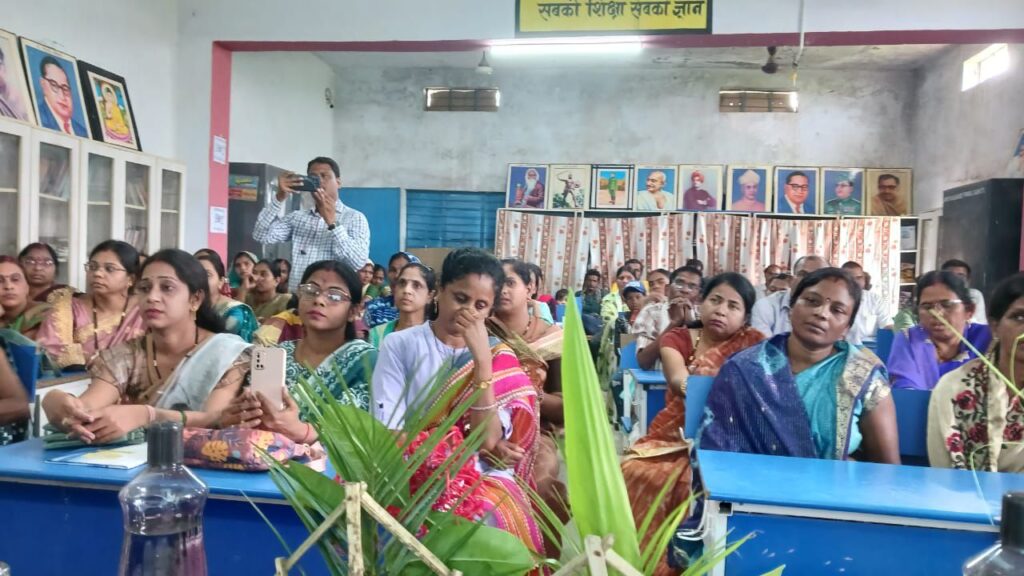 मेगा बैठक-शक्ति जिले में 6 अगस्त को संपन्न हुई स्कूल शिक्षा विभाग की मेगा पालक- शिक्षकों की बैठक,स्वयं कलेक्टर टोपनो पहुंचे जाजग के हायर सेकेंडरी स्कूल में, पालकों से भी करी कलेक्टर ने चर्चा, शिक्षा विभाग के संयुक्त संचालक आर पी आदित्य, जिला शिक्षा अधिकारी चंद्रा सहित तहसीलदार मनमोहन प्रताप भी रहे मौजूद, सकारात्मक प्रयास के लिए पालकों ने भी किया शिक्षा विभाग का धन्यवाद मेगा बैठक-शक्ति जिले में 6 अगस्त को संपन्न हुई स्कूल शिक्षा विभाग की मेगा पालक- शिक्षकों की बैठक,स्वयं कलेक्टर टोपनो पहुंचे जाजग के हायर सेकेंडरी स्कूल में, पालकों से भी करी कलेक्टर ने चर्चा, शिक्षा विभाग के संयुक्त संचालक आर पी आदित्य, जिला शिक्षा अधिकारी चंद्रा सहित तहसीलदार मनमोहन प्रताप भी रहे मौजूद, सकारात्मक प्रयास के लिए पालकों ने भी किया शिक्षा विभाग का धन्यवाद kshititech
