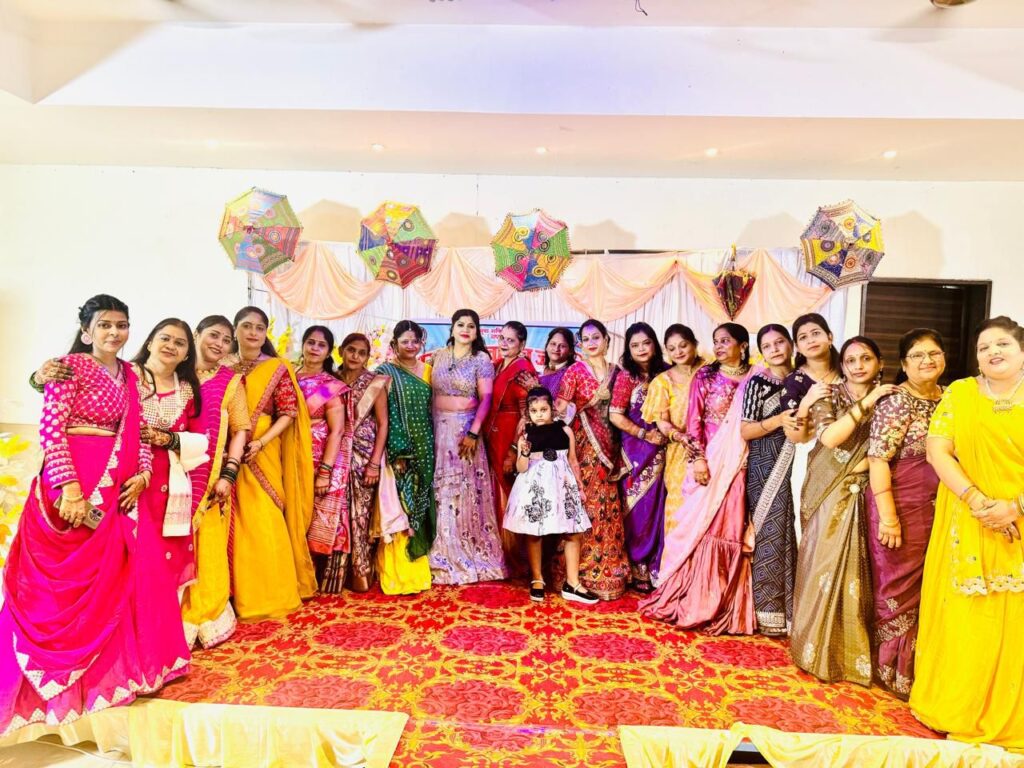 पारंपरिक परिधान में पहुंची महिलाएं- शक्ति की महिला जागृति शाखा एवं अखिल भारतीय मारवाड़ी महिला सम्मेलन में किया तीज मिलन समारोह का आयोजन- विभिन्न प्रतिस्पर्धाओं के साथ व्यंजनों के भी लगाए गए स्टॉल, पारंपरिक वेशभूषा में नजर आए पदाधिकारी, बारिश के बावजूद तीज मिलन को लेकर महिलाओं में दिखा उत्साह पारंपरिक परिधान में पहुंची महिलाएं- शक्ति की महिला जागृति शाखा एवं अखिल भारतीय मारवाड़ी महिला सम्मेलन में किया तीज मिलन समारोह का आयोजन- विभिन्न प्रतिस्पर्धाओं के साथ व्यंजनों के भी लगाए गए स्टॉल, पारंपरिक वेशभूषा में नजर आए पदाधिकारी, बारिश के बावजूद तीज मिलन को लेकर महिलाओं में दिखा उत्साह kshititech