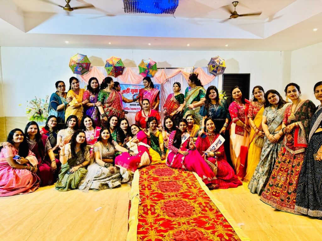 पारंपरिक परिधान में पहुंची महिलाएं- शक्ति की महिला जागृति शाखा एवं अखिल भारतीय मारवाड़ी महिला सम्मेलन में किया तीज मिलन समारोह का आयोजन- विभिन्न प्रतिस्पर्धाओं के साथ व्यंजनों के भी लगाए गए स्टॉल, पारंपरिक वेशभूषा में नजर आए पदाधिकारी, बारिश के बावजूद तीज मिलन को लेकर महिलाओं में दिखा उत्साह पारंपरिक परिधान में पहुंची महिलाएं- शक्ति की महिला जागृति शाखा एवं अखिल भारतीय मारवाड़ी महिला सम्मेलन में किया तीज मिलन समारोह का आयोजन- विभिन्न प्रतिस्पर्धाओं के साथ व्यंजनों के भी लगाए गए स्टॉल, पारंपरिक वेशभूषा में नजर आए पदाधिकारी, बारिश के बावजूद तीज मिलन को लेकर महिलाओं में दिखा उत्साह kshititech