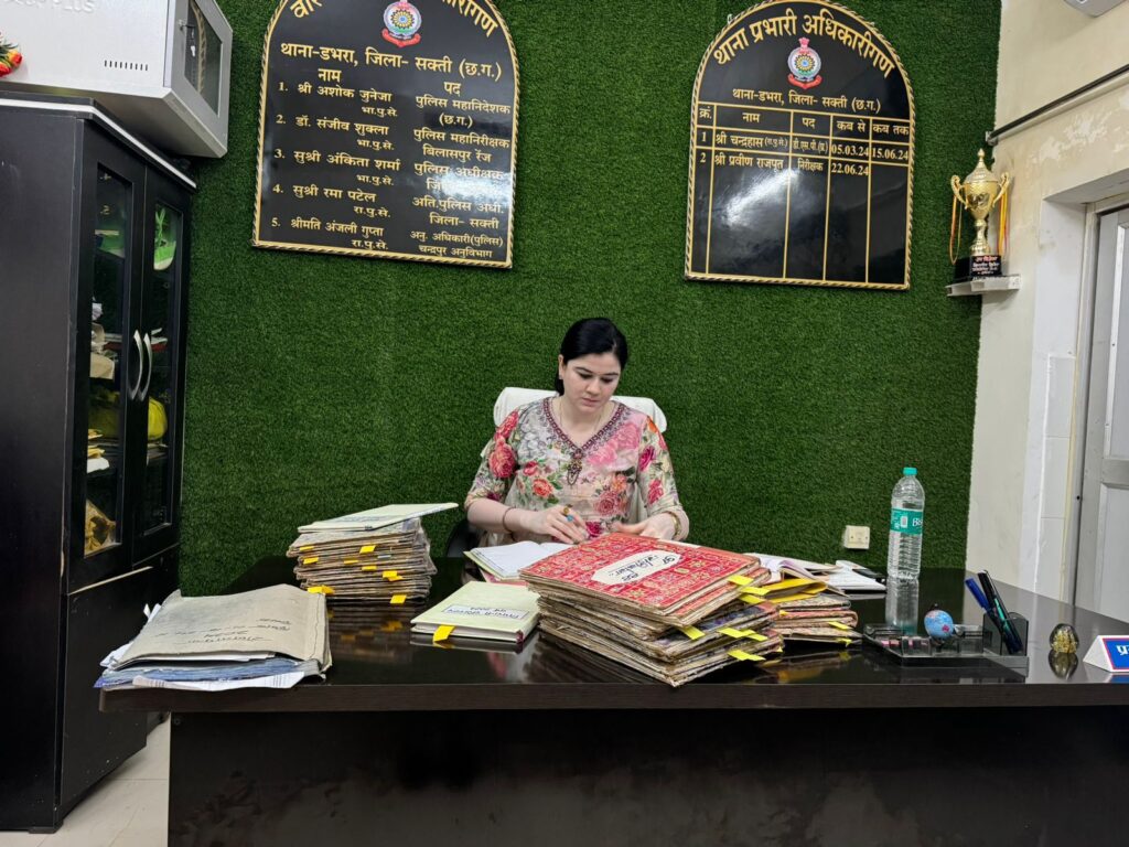 SP अंकिता का विजिट-शक्ति जिले की पुलिस मुखिया औचक निरीक्षण में पहुंची थाना डभरा,डभरा थाने की व्यवस्थाओं से संतुष्ट हुई SP अंकिता शर्मा, थाना के कर्मचारियों से भी चर्चा की एसपी मैडम ने, व्यवस्थाओं को और बेहतर बनाने TI राजपूत को दिए निर्देश SP अंकिता का विजिट-शक्ति जिले की पुलिस मुखिया औचक निरीक्षण में पहुंची थाना डभरा,डभरा थाने की व्यवस्थाओं से संतुष्ट हुई SP अंकिता शर्मा, थाना के कर्मचारियों से भी चर्चा की एसपी मैडम ने, व्यवस्थाओं को और बेहतर बनाने TI राजपूत को दिए निर्देश kshititech