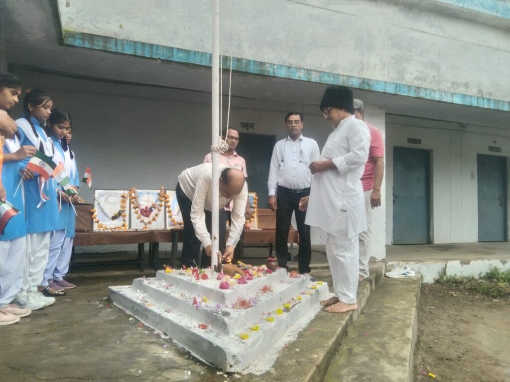 सेवानिवृत्त वरिष्ठ कृषि अधिकारी रोशन लाल पटेल ने किया शासकीय उच्चतर माध्यमिक विद्यालय सकरेली कला में ध्वजारोहण, पटेल ने कहा-स्वतंत्रता की यह वर्षगांठ हम सब भारतवासियों के लिए अमूल्य, छात्राओं को किया गया सरस्वती साइकिल का वितरण सेवानिवृत्त वरिष्ठ कृषि अधिकारी रोशन लाल पटेल ने किया शासकीय उच्चतर माध्यमिक विद्यालय सकरेली कला में ध्वजारोहण, पटेल ने कहा-स्वतंत्रता की यह वर्षगांठ हम सब भारतवासियों के लिए अमूल्य, छात्राओं को किया गया सरस्वती साइकिल का वितरण kshititech