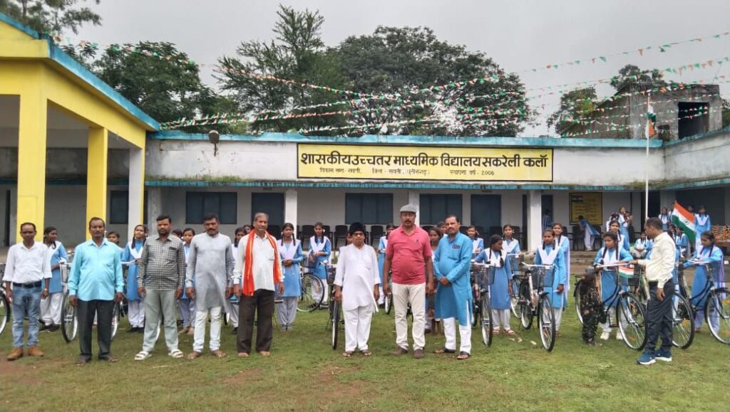 सेवानिवृत्त वरिष्ठ कृषि अधिकारी रोशन लाल पटेल ने किया शासकीय उच्चतर माध्यमिक विद्यालय सकरेली कला में ध्वजारोहण, पटेल ने कहा-स्वतंत्रता की यह वर्षगांठ हम सब भारतवासियों के लिए अमूल्य, छात्राओं को किया गया सरस्वती साइकिल का वितरण सेवानिवृत्त वरिष्ठ कृषि अधिकारी रोशन लाल पटेल ने किया शासकीय उच्चतर माध्यमिक विद्यालय सकरेली कला में ध्वजारोहण, पटेल ने कहा-स्वतंत्रता की यह वर्षगांठ हम सब भारतवासियों के लिए अमूल्य, छात्राओं को किया गया सरस्वती साइकिल का वितरण kshititech