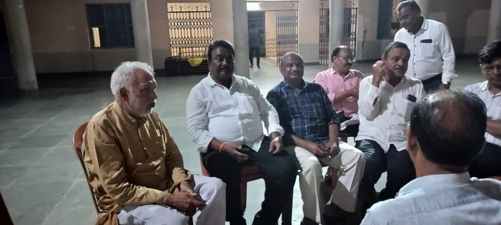 डोंगरगढ़ की श्री कृष्ण गौशाला ट्रस्ट कमेटी के दुबारा अध्यक्ष चुने गए वीरेंद्र अग्रवाल,15 अगस्त को संपन्न साधारण सभा की बैठक में हुआ निर्णय, वीरेंद्र ने कहा-गौ माता की सेवा के लिए हम सब का जीवन समर्पित, पूरे क्षेत्र में सक्रिय सामाजिक कार्यकर्ता के रूप में पहचान है वीरेंद्र की डोंगरगढ़ की श्री कृष्ण गौशाला ट्रस्ट कमेटी के दुबारा अध्यक्ष चुने गए वीरेंद्र अग्रवाल,15 अगस्त को संपन्न साधारण सभा की बैठक में हुआ निर्णय, वीरेंद्र ने कहा-गौ माता की सेवा के लिए हम सब का जीवन समर्पित, पूरे क्षेत्र में सक्रिय सामाजिक कार्यकर्ता के रूप में पहचान है वीरेंद्र की kshititech