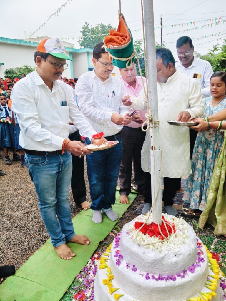 भाजपा के शक्ति जिला मीडिया प्रभारी धनंजय नामदेव ने शाला विकास समिति अध्यक्ष की जिम्मेदारी मिलने पर स्वतंत्रता दिवस पर फहराया तिरंगा, नामदेव ने कहा- मोदी जी ने पूरे देश में हर घर तिरंगा अभियान का किया आगाज भाजपा के शक्ति जिला मीडिया प्रभारी धनंजय नामदेव ने शाला विकास समिति अध्यक्ष की जिम्मेदारी मिलने पर स्वतंत्रता दिवस पर फहराया तिरंगा, नामदेव ने कहा- मोदी जी ने पूरे देश में हर घर तिरंगा अभियान का किया आगाज kshititech