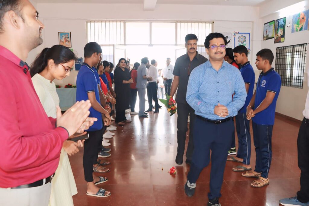 व्यवस्थाओं पर भारी नाराजगी- शक्ति जिले के एकलव्य आदर्श आवासीय विद्यालय की साफ सफाई एवं पेयजल की अव्यवस्था से नाराज हुए छत्तीसगढ़ शासन के प्रमुख सोनमणि बोरा, अधीनस्थ अधिकारियों को दिए व्यवस्था में तत्काल सुधार लाने के निर्देश व्यवस्थाओं पर भारी नाराजगी- शक्ति जिले के एकलव्य आदर्श आवासीय विद्यालय की साफ सफाई एवं पेयजल की अव्यवस्था से नाराज हुए छत्तीसगढ़ शासन के प्रमुख सोनमणि बोरा, अधीनस्थ अधिकारियों को दिए व्यवस्था में तत्काल सुधार लाने के निर्देश kshititech